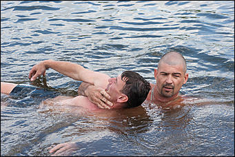 15 июнь 2016 г., Барнаул    Как спасать утопающего: наглядная инструкция в фотографиях