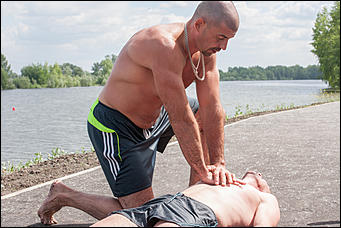 15 июнь 2016 г., Барнаул    Как спасать утопающего: наглядная инструкция в фотографиях