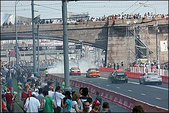 13 июля 2008 г., Москва   Формула 1 погостила в России. Шоу Moscow City Racing (фото Игоря Заботина)