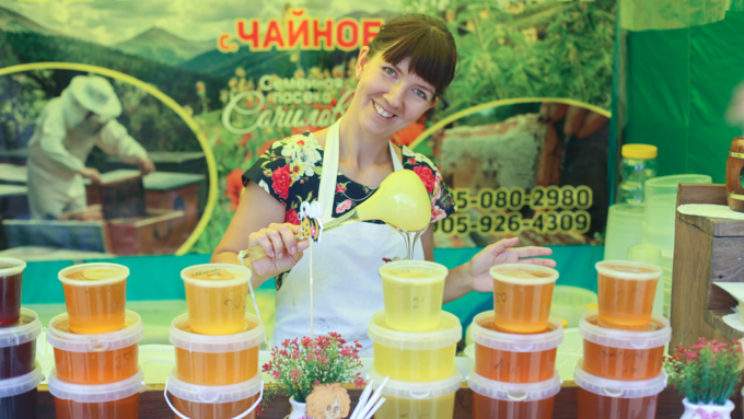 14 августа 2019 г., Барнаул. Екатерина Смолихина   Танцы, песни и много лакомства: праздник "Медовый Спас на Алтае" открыли в Барнауле