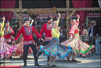 14 августа 2019 г., Барнаул. Екатерина Смолихина   Танцы, песни и много лакомства: праздник "Медовый Спас на Алтае" открыли в Барнауле