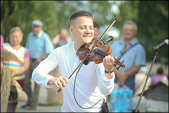 14 августа 2019 г., Барнаул. Екатерина Смолихина   Танцы, песни и много лакомства: праздник "Медовый Спас на Алтае" открыли в Барнауле