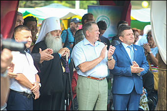 14 августа 2019 г., Барнаул. Екатерина Смолихина   Танцы, песни и много лакомства: праздник "Медовый Спас на Алтае" открыли в Барнауле