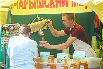 14 августа 2019 г., Барнаул. Екатерина Смолихина   Танцы, песни и много лакомства: праздник "Медовый Спас на Алтае" открыли в Барнауле