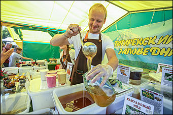 14 августа 2019 г., Барнаул. Екатерина Смолихина   Танцы, песни и много лакомства: праздник "Медовый Спас на Алтае" открыли в Барнауле