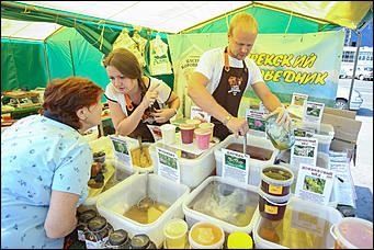 14 августа 2019 г., Барнаул. Екатерина Смолихина   Танцы, песни и много лакомства: праздник "Медовый Спас на Алтае" открыли в Барнауле