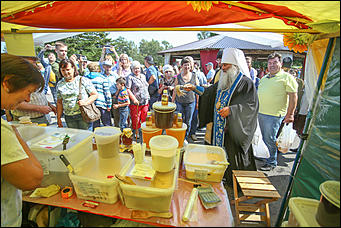 14 августа 2019 г., Барнаул. Екатерина Смолихина   Танцы, песни и много лакомства: праздник "Медовый Спас на Алтае" открыли в Барнауле