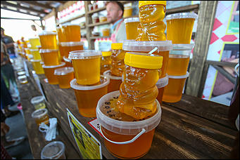 14 августа 2019 г., Барнаул. Екатерина Смолихина   Танцы, песни и много лакомства: праздник "Медовый Спас на Алтае" открыли в Барнауле