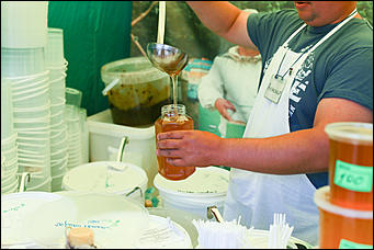 14 августа 2019 г., Барнаул. Екатерина Смолихина   Танцы, песни и много лакомства: праздник "Медовый Спас на Алтае" открыли в Барнауле