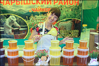 14 августа 2019 г., Барнаул. Екатерина Смолихина   Танцы, песни и много лакомства: праздник "Медовый Спас на Алтае" открыли в Барнауле