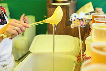 14 августа 2019 г., Барнаул. Екатерина Смолихина   Танцы, песни и много лакомства: праздник "Медовый Спас на Алтае" открыли в Барнауле