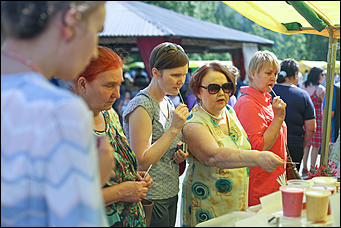14 августа 2019 г., Барнаул. Екатерина Смолихина   Танцы, песни и много лакомства: праздник "Медовый Спас на Алтае" открыли в Барнауле