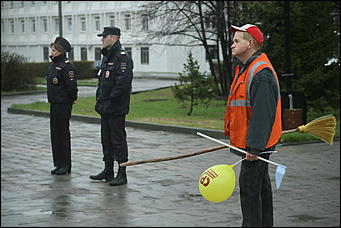    Мир, труд, дождь со снегом: политический Первомай в Барнауле 