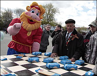 9 мая 2011 г., Барнаул   9 мая 2011. Площадка мировые ребята