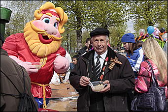 9 мая 2011 г., Барнаул   9 мая 2011. Площадка мировые ребята