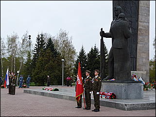 9 мая 2011 г., Барнаул   Возложение цветов к Мемориалу Славы     

