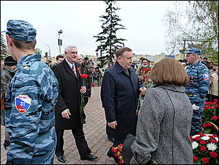 9 мая 2011 г., Барнаул   Возложение цветов к Мемориалу Славы     

