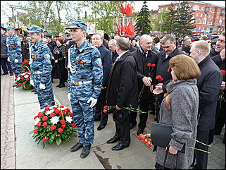 9 мая 2011 г., Барнаул   Возложение цветов к Мемориалу Славы     
