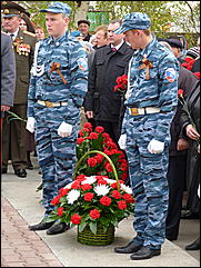 9 мая 2011 г., Барнаул   Возложение цветов к Мемориалу Славы     
