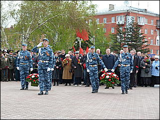 9 мая 2011 г., Барнаул   Возложение цветов к Мемориалу Славы     

