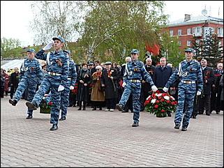 9 мая 2011 г., Барнаул   Возложение цветов к Мемориалу Славы     
