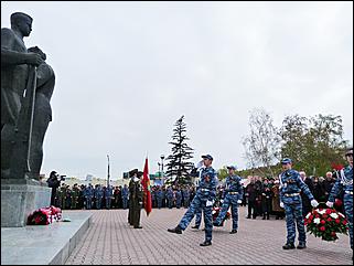 9 мая 2011 г., Барнаул   Возложение цветов к Мемориалу Славы     
