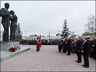 9 мая 2011 г., Барнаул   Возложение цветов к Мемориалу Славы     
