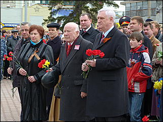 9 мая 2011 г., Барнаул   Возложение цветов к Мемориалу Славы     
