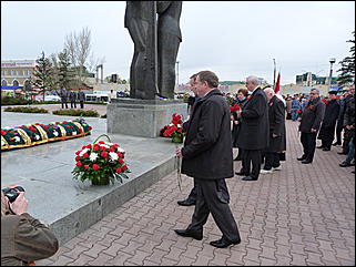 9 мая 2011 г., Барнаул   Возложение цветов к Мемориалу Славы     
