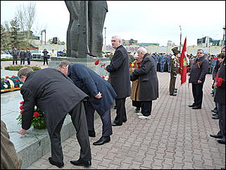 9 мая 2011 г., Барнаул   Возложение цветов к Мемориалу Славы     
