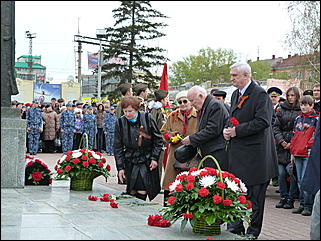9 мая 2011 г., Барнаул   Возложение цветов к Мемориалу Славы     
