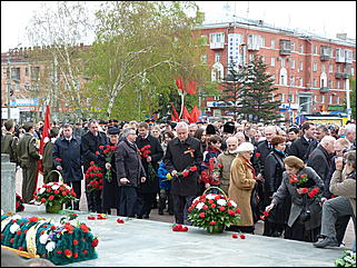 9 мая 2011 г., Барнаул   Возложение цветов к Мемориалу Славы     

