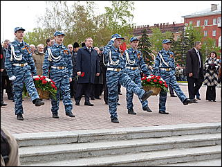 9 мая 2011 г., Барнаул   Возложение цветов к Мемориалу Славы     
