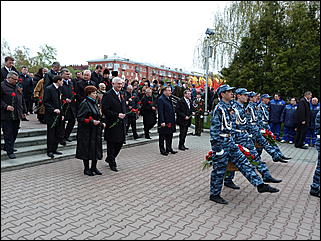 9 мая 2011 г., Барнаул   Возложение цветов к Мемориалу Славы     
