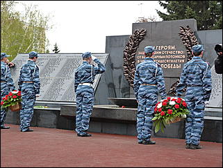 9 мая 2011 г., Барнаул   Возложение цветов к Мемориалу Славы     
