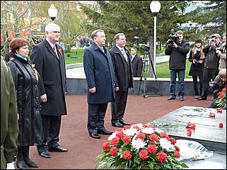 9 мая 2011 г., Барнаул   Возложение цветов к Мемориалу Славы     
