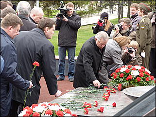 9 мая 2011 г., Барнаул   Возложение цветов к Мемориалу Славы     
