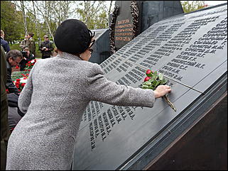 9 мая 2011 г., Барнаул   Возложение цветов к Мемориалу Славы     
