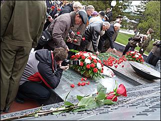 9 мая 2011 г., Барнаул   Возложение цветов к Мемориалу Славы     
