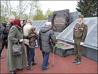 9 мая 2011 г., Барнаул   Возложение цветов к Мемориалу Славы     
