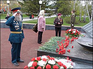 9 мая 2011 г., Барнаул   Возложение цветов к Мемориалу Славы     
