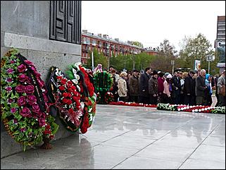 9 мая 2011 г., Барнаул   Возложение цветов к Мемориалу Славы     
