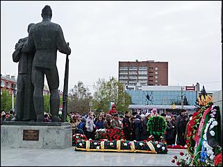 9 мая 2011 г., Барнаул   Возложение цветов к Мемориалу Славы     
