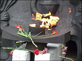 9 мая 2011 г., Барнаул   Возложение цветов к Мемориалу Славы     
