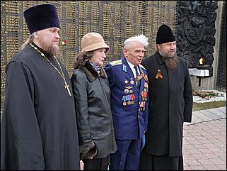 9 мая 2011 г., Барнаул   Возложение цветов к Мемориалу Славы     
