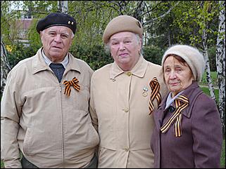 9 мая 2011 г., Барнаул   Возложение цветов к Мемориалу Славы     
