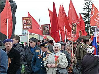 9 мая 2011 г., Барнаул   Возложение цветов к Мемориалу Славы     
