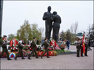 9 мая 2011 г., Барнаул   Возложение цветов к Мемориалу Славы     
