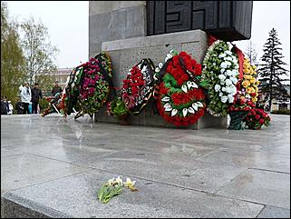 9 мая 2011 г., Барнаул   Возложение цветов к Мемориалу Славы     

