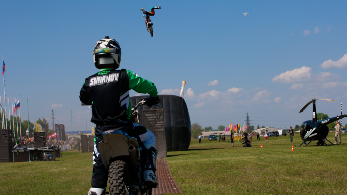 11 июнь 2016 г., Барнаул &copy; Амител Вячеслав Мельников   Покой им только снится. Шоу с прыжками экстрималов на мотоциклах